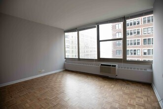 360 W Wellington Ave, Unit 10B in Chicago, IL - Building Photo - Building Photo
