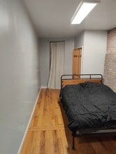 2128 Newtown Ave, Unit Apt 2 in Astoria, NY - Foto de edificio - Building Photo