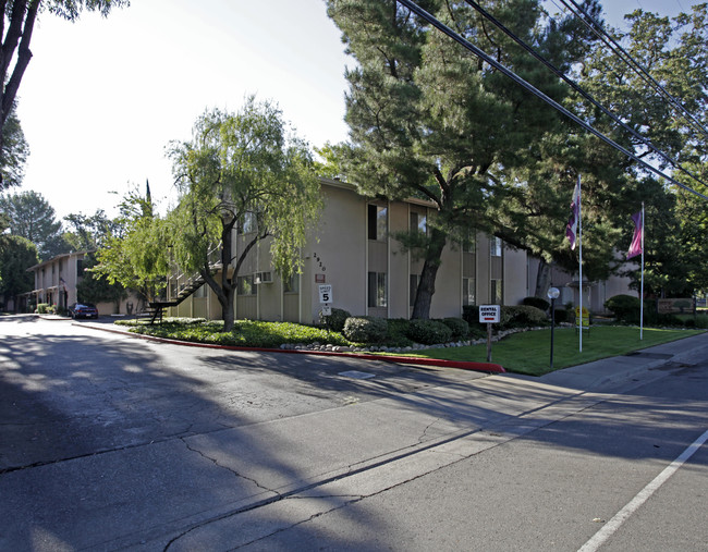 Lone Oak Apartments in Carmichael, CA - Foto de edificio - Building Photo