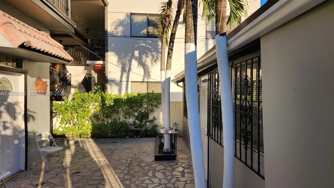 2272 SW 8th St in Miami, FL - Building Photo - Building Photo