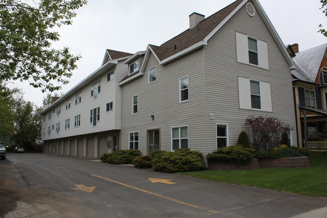 207 Smythe St in Fredericton, NB - Building Photo - Building Photo