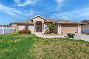 5016 Larry St in Venice, FL - Building Photo