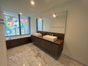 1000 Brickell Plz, Unit 1912 in Miami, FL - Building Photo - Building Photo