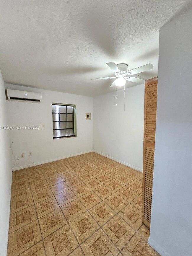 120 NW 43rd Pl in Miami, FL - Building Photo - Building Photo