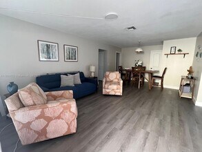 222 SW 8th St, Unit B in Dania Beach, FL - Building Photo - Building Photo