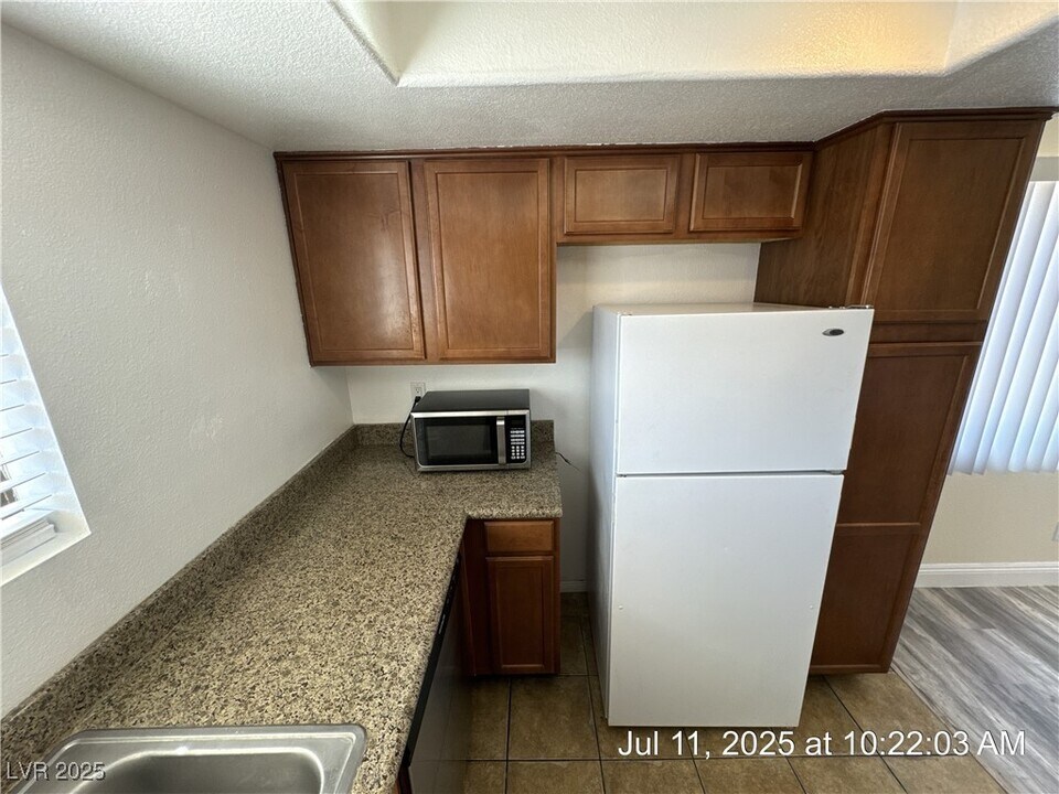 7200 W Pirates Cove Rd in Las Vegas, NV - Building Photo