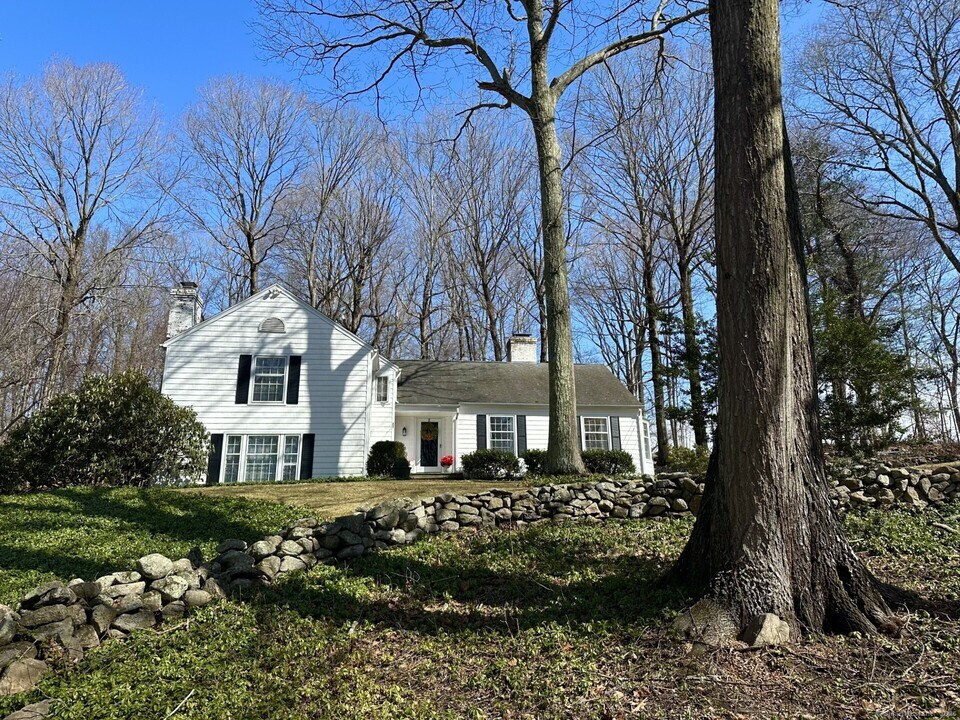 277 Indian Rock Rd in New Canaan, CT - Foto de edificio
