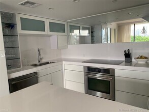 1000 Venetian Way in Miami Beach, FL - Building Photo - Building Photo