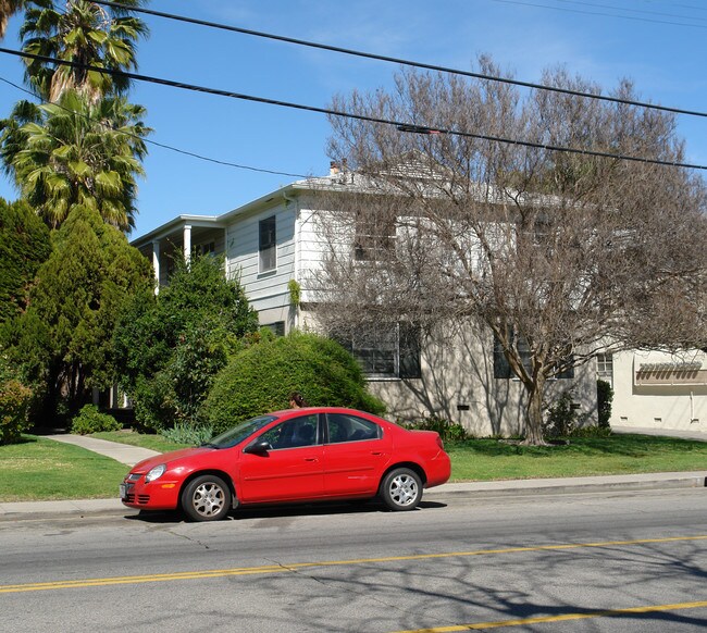12401-12403 Magnolia Blvd in Valley Village, CA - Foto de edificio - Building Photo