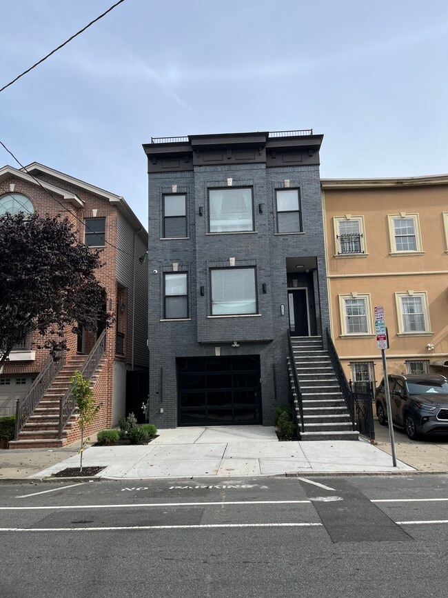 230 Griffith St, Unit #1 in Jersey City, NJ - Building Photo - Building Photo