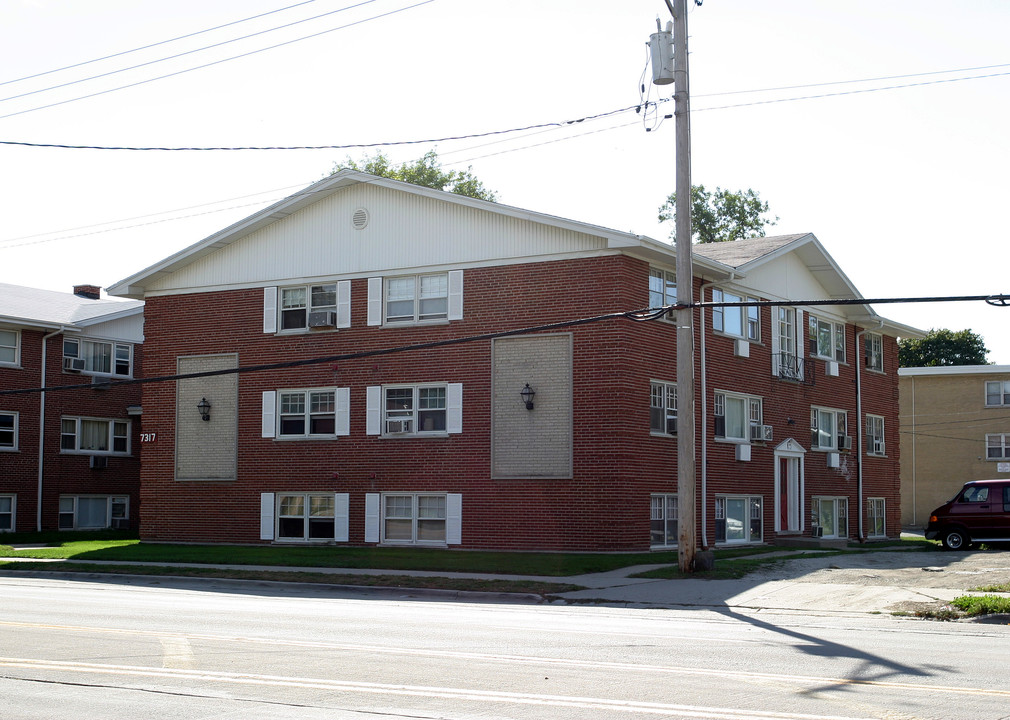 7317 39th St in Lyons, IL - Foto de edificio