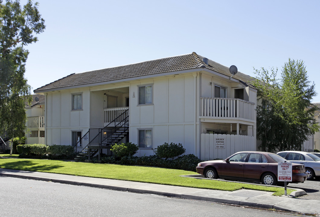 Golden Empire Apartments in Oakdale, CA - Foto de edificio