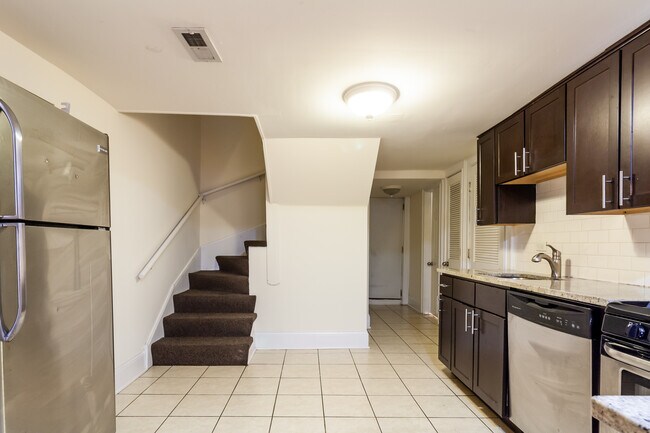 877 W Lill Ave in Chicago, IL - Foto de edificio - Building Photo