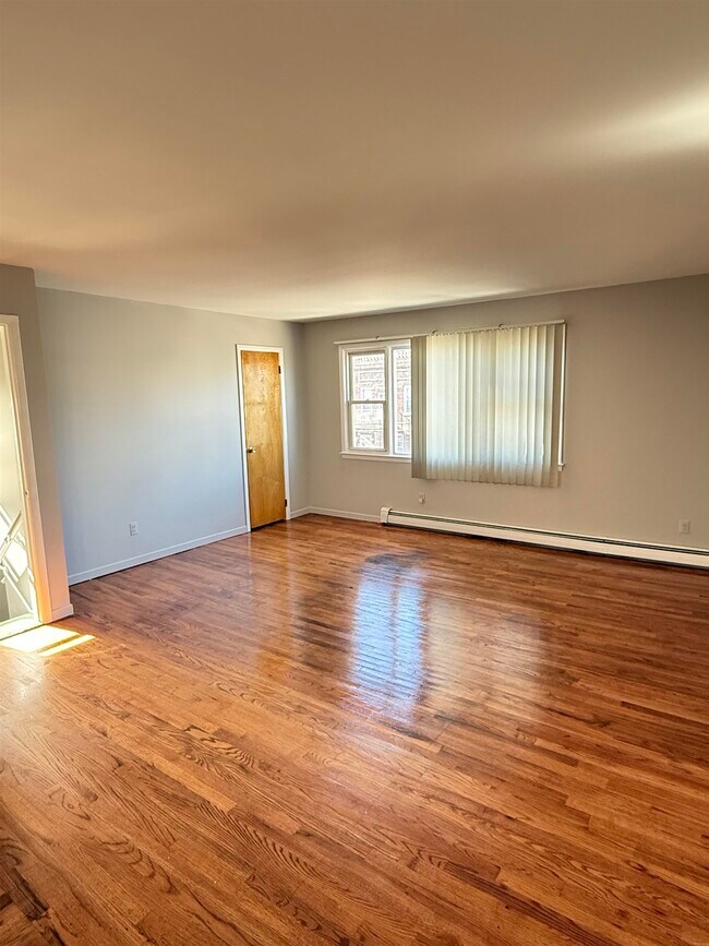 37 W 12th St in Bayonne, NJ - Building Photo - Building Photo