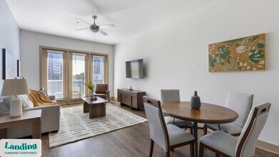 5005 Galleria Dr in Farmers Branch, TX - Foto de edificio - Building Photo