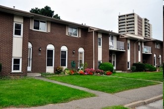 Georgian Court Townhomes in Burlington, ON - Building Photo - Building Photo