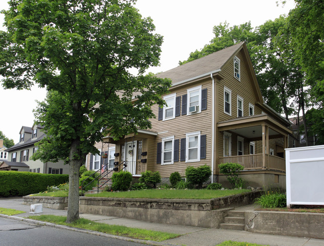 11 Chestnut St in Wakefield, MA - Building Photo - Building Photo