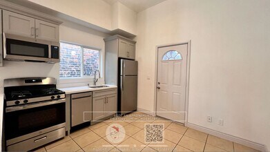 725 Henry St in Oakland, CA - Building Photo - Building Photo