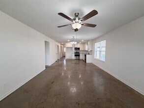 1050 E Burnett St in Ennis, TX - Building Photo - Building Photo