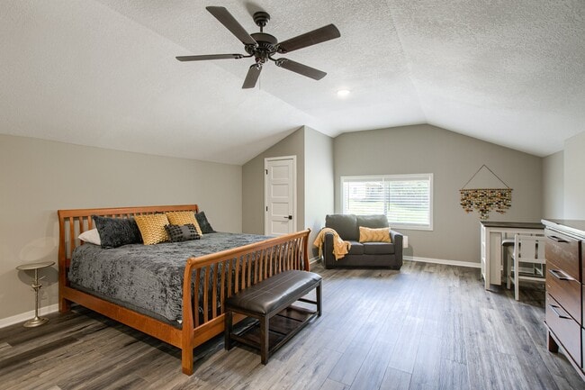 7105 N Walnut St, Unit Upper loft