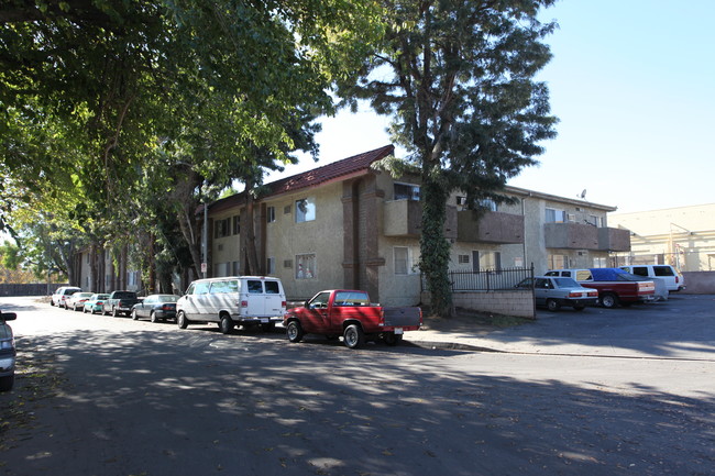 Kelvin Apartments in Winnetka, CA - Foto de edificio - Building Photo