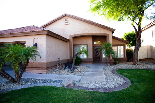 16044 S 18th Ave in Phoenix, AZ - Foto de edificio - Building Photo