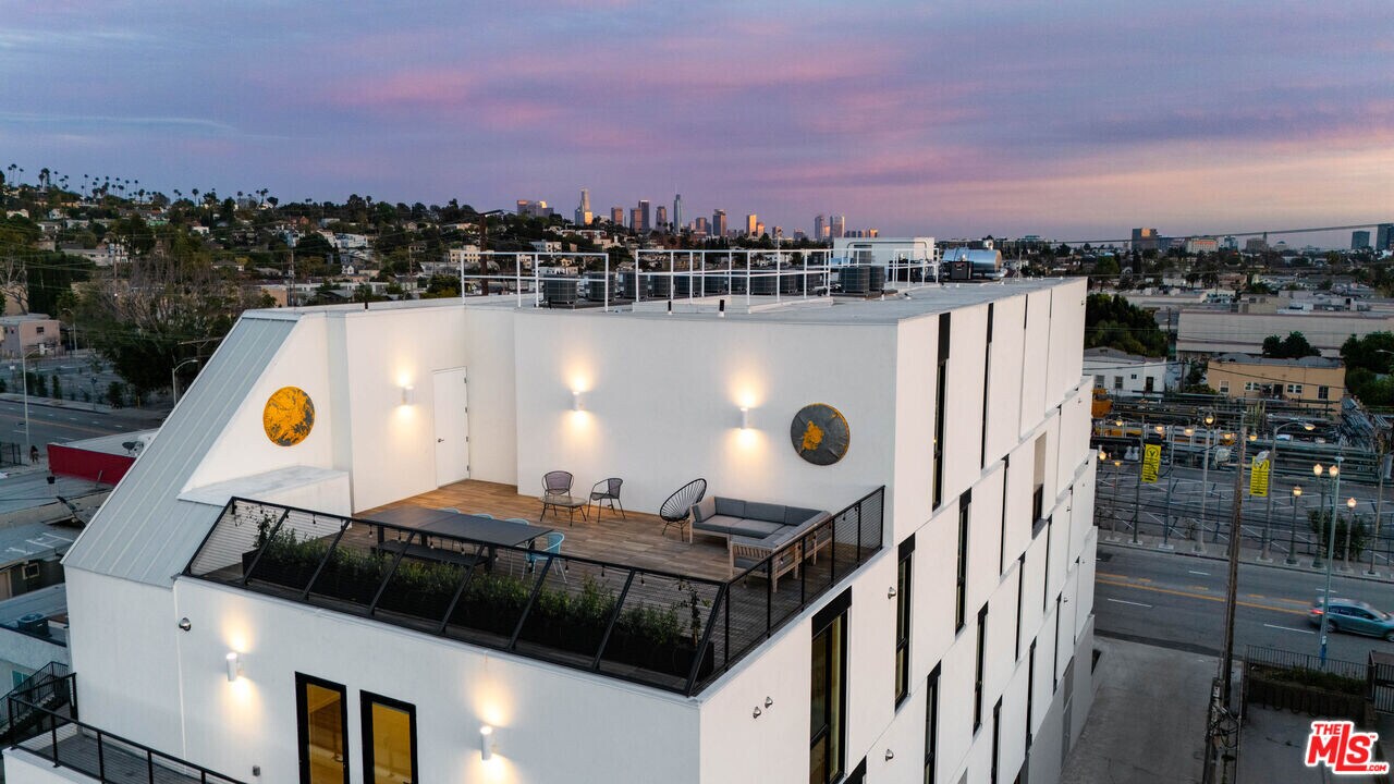 4575 Santa Monica Blvd-Unit -503 in Los Angeles, CA - Foto de edificio
