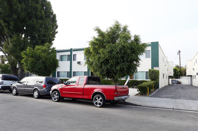 Bernard Apartments in Northridge, CA - Foto de edificio - Building Photo