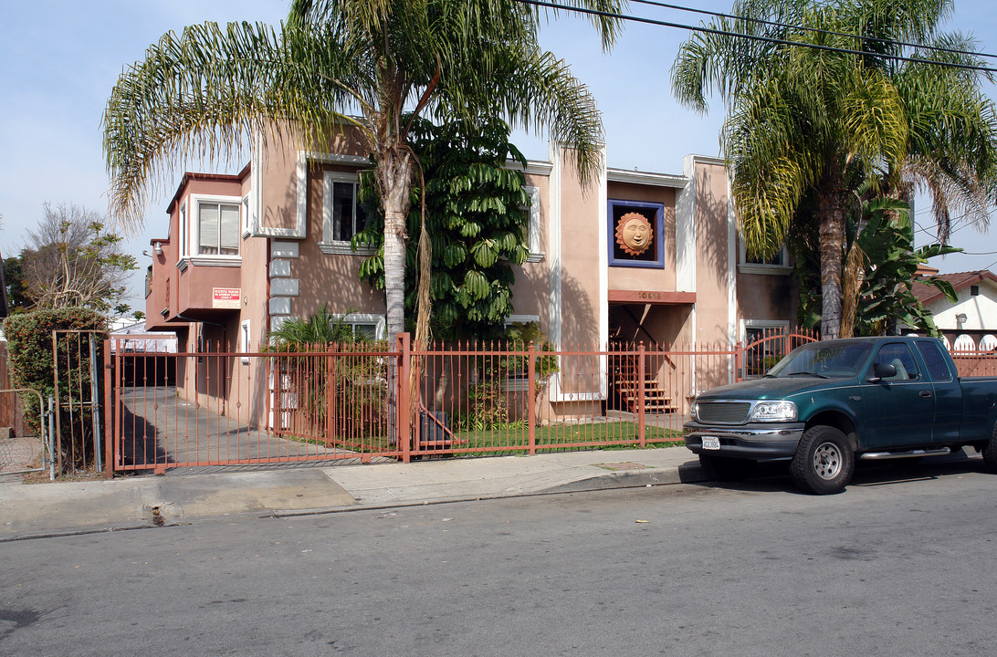 10915 Larch Ave in Inglewood, CA - Building Photo