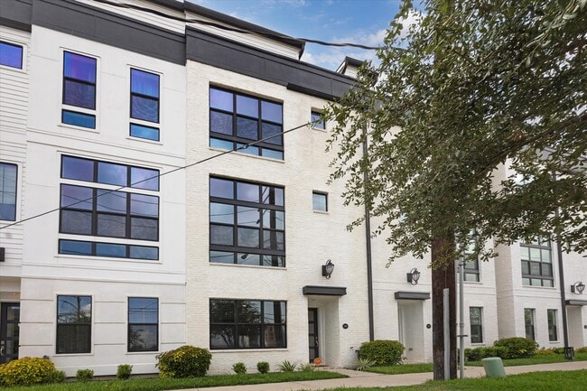 property at 1120 Ennis St