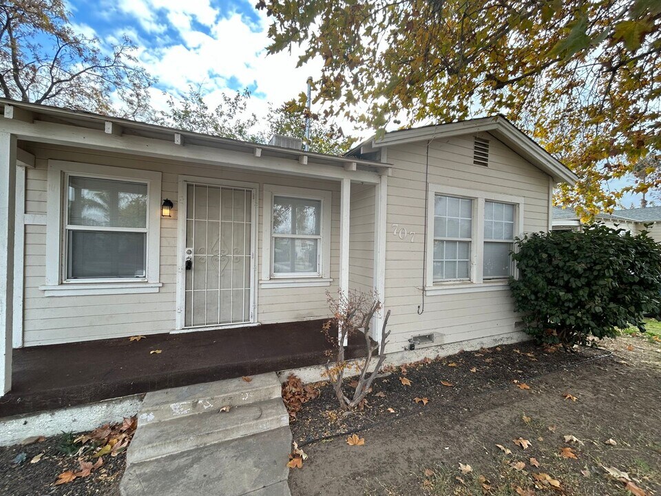 707 Woodrow Ave in Bakersfield, CA - Building Photo