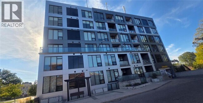 690 King St W in Kitchener, ON - Building Photo - Building Photo