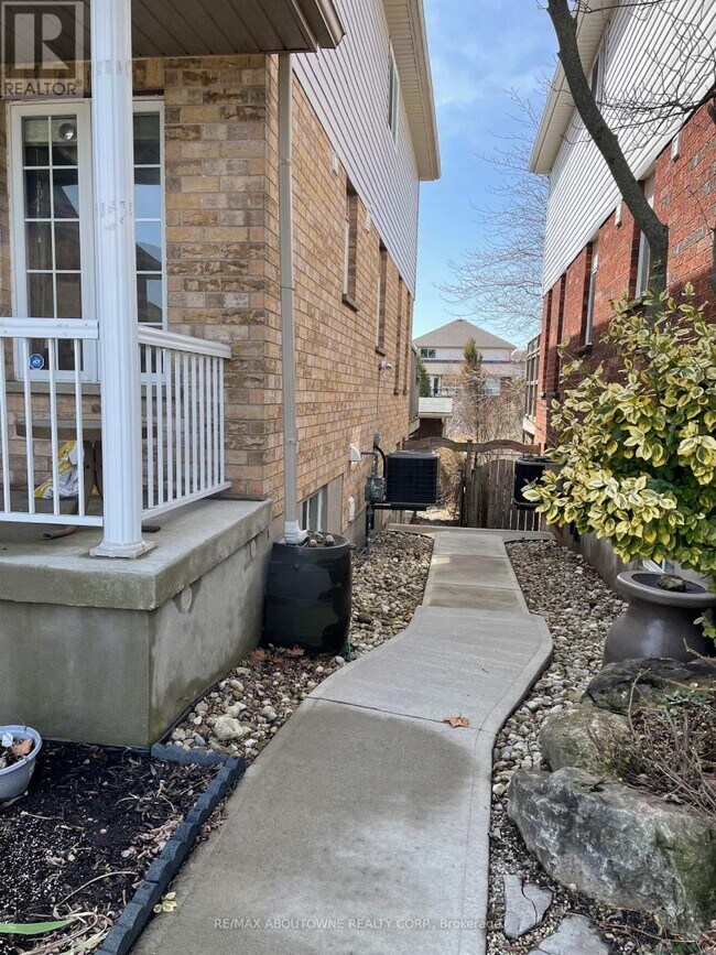 23 Drohan Dr in Guelph, ON - Building Photo - Building Photo