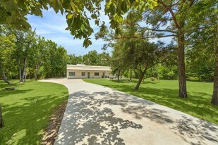 1425 Oak Hollow Dr in Dickinson, TX - Building Photo