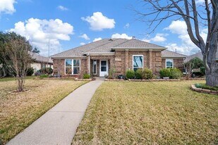 2522 Crestedge Dr in Garland, TX - Building Photo