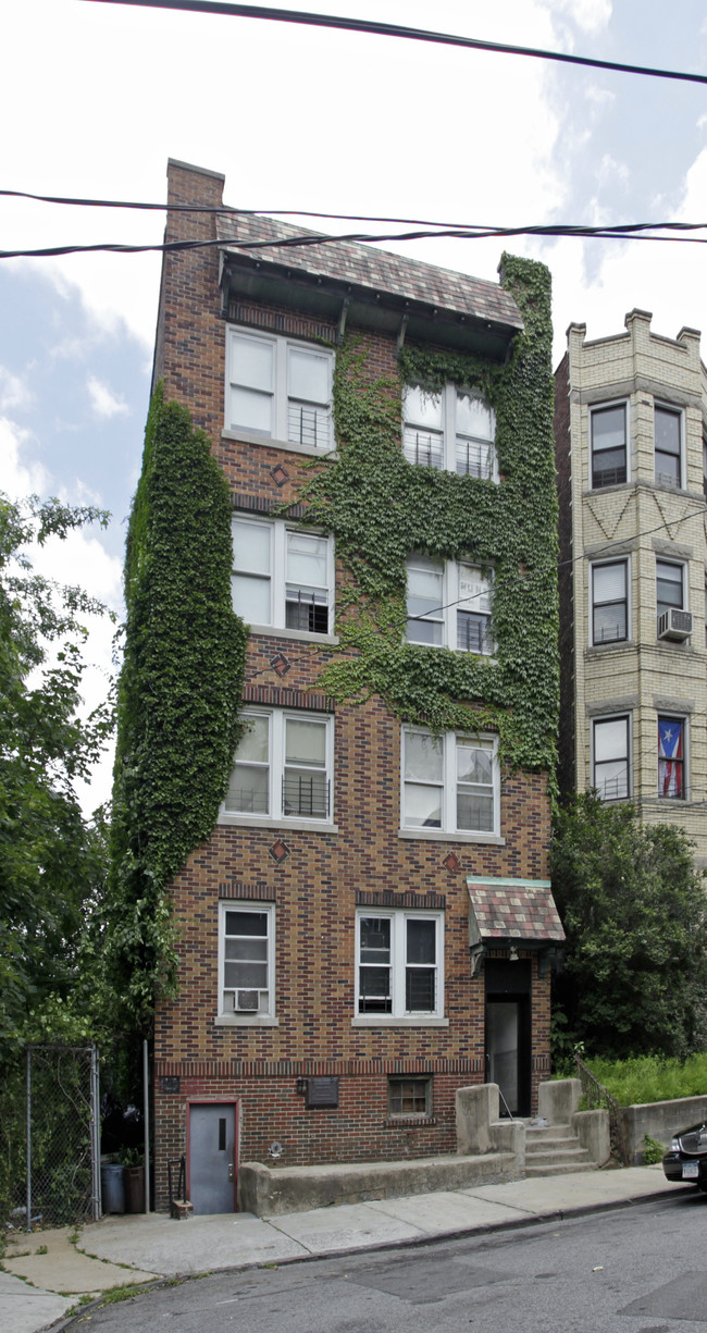 54 Saratoga Ave in Yonkers, NY - Foto de edificio - Building Photo