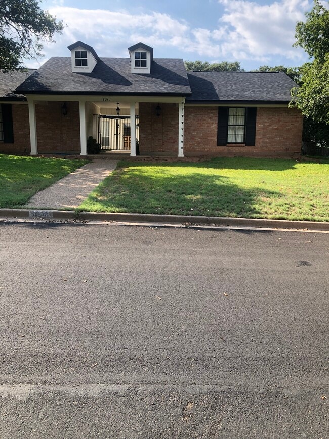 8241 Forest Ridge Dr in Woodway, TX - Building Photo - Building Photo