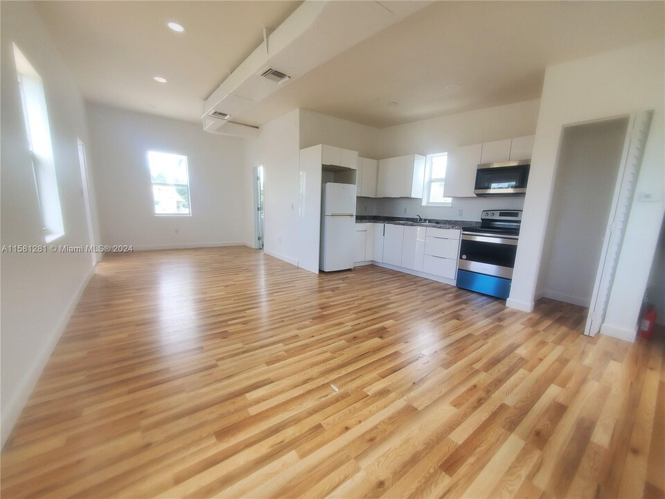 137 SE 1st Ave, Unit 2 in Dania Beach, FL - Building Photo