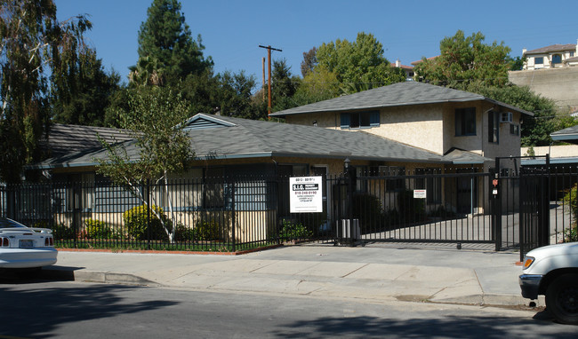 8813 Fenwick St in Sunland, CA - Foto de edificio - Building Photo