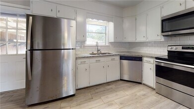 3923 Olive St, Unit B in Bryan, TX - Building Photo - Building Photo