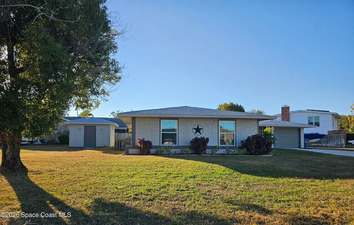 872 Sadnet Cir NE in Palm Bay, FL - Building Photo