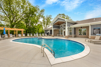 The Jewel Whispering Oaks in Swansea, IL - Foto de edificio - Building Photo