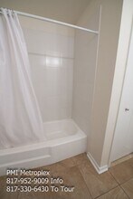 206 Wilshire Dr in Euless, TX - Building Photo - Building Photo