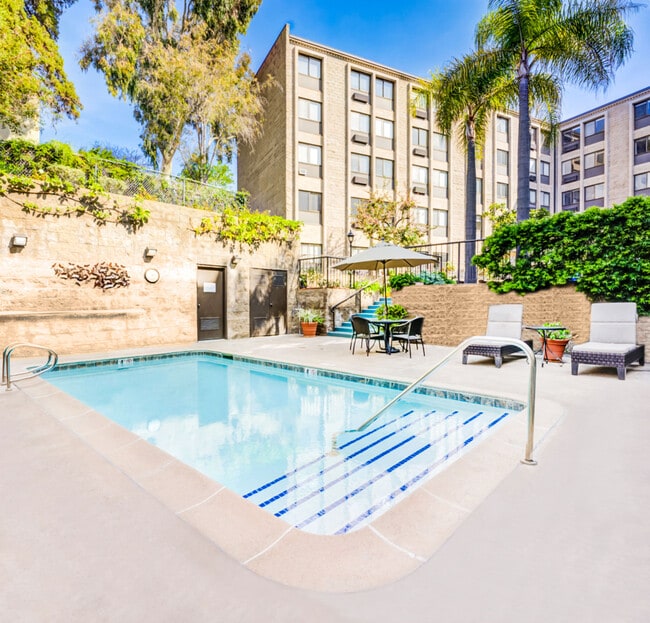 Chateau La Jolla in La Jolla, CA - Foto de edificio - Building Photo