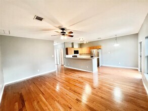 8323 Greys Ln in Houston, TX - Foto de edificio - Building Photo