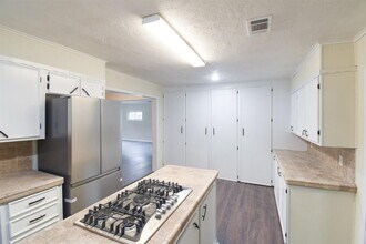 301 S 3rd St in Winnie, TX - Foto de edificio - Building Photo