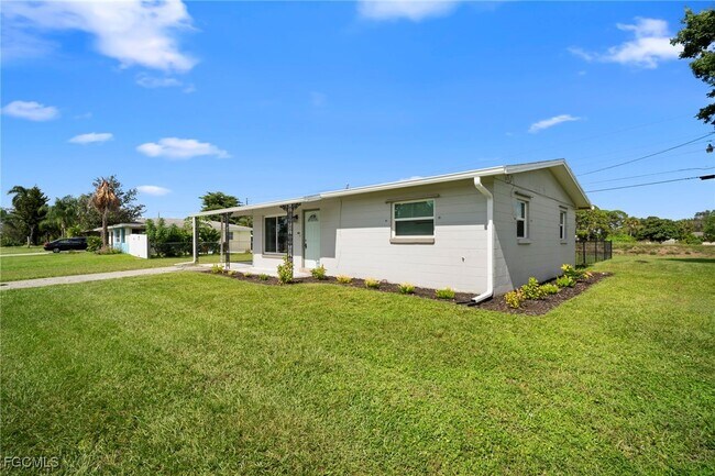 211 E Jasmine Rd in Lehigh Acres, FL - Building Photo - Building Photo
