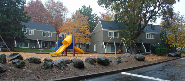 Sunnyslope Manor in Salem, OR - Building Photo - Building Photo