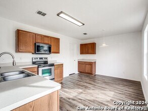 4715 Stable Holw in San Antonio, TX - Building Photo - Building Photo