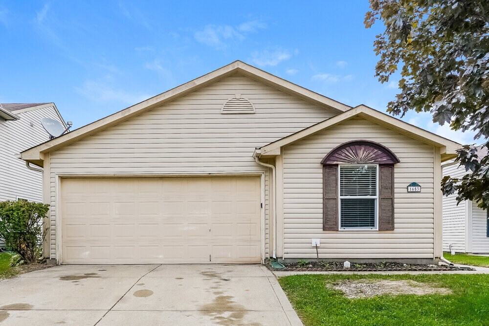 1653 Farm Meadow Dr in Greenwood, IN - Building Photo
